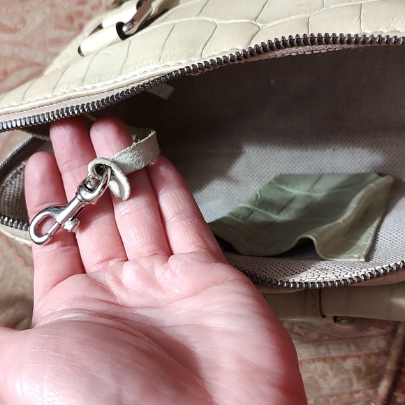 GUC Dooney and Burke pale green croc-embossed leather. Silver hardware. - Picture 11 of 16